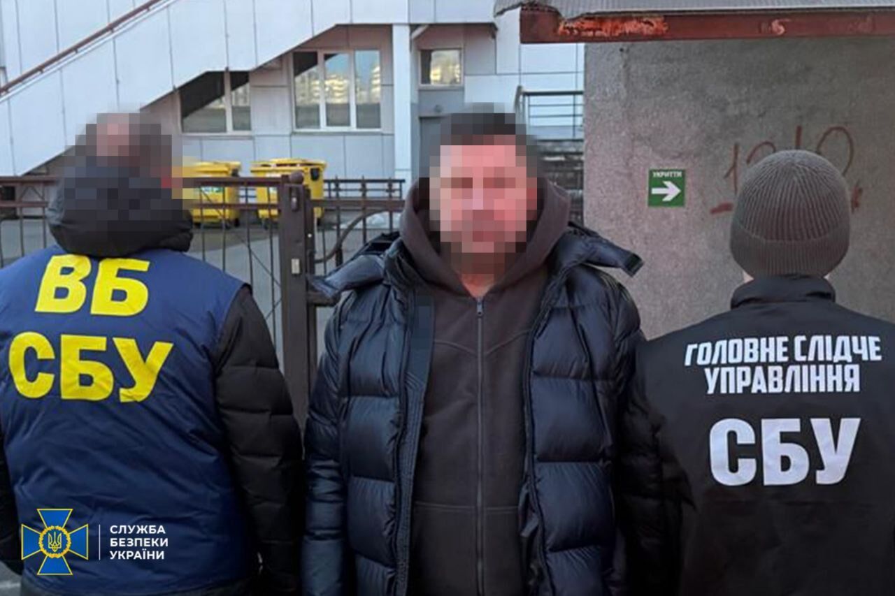 Продавали уклонистам "удостоверения" правоохранителей: в Киеве СБУ задержала организатора "бизнеса". Фото