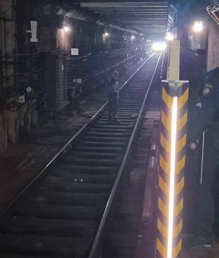 В Киеве из-за пассажира на путях останавливали движение поездов метро. Подробности, фото и видео