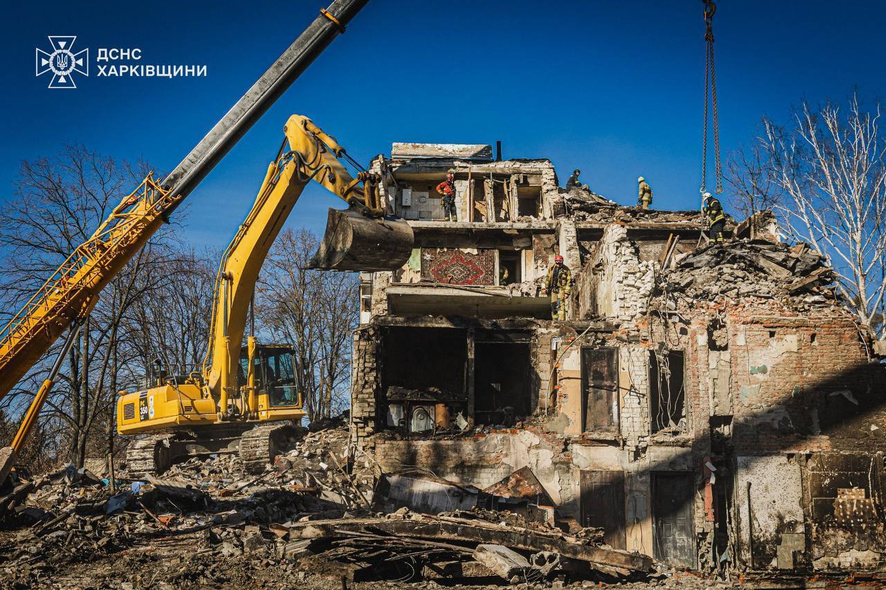 Среди жертв – двое детей: в Харькове завершили работы на месте российского удара, объявлен День траура. Фото