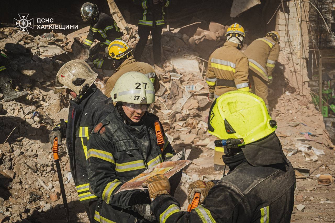 Среди жертв – двое детей: в Харькове завершили работы на месте российского удара, объявлен День траура. Фото