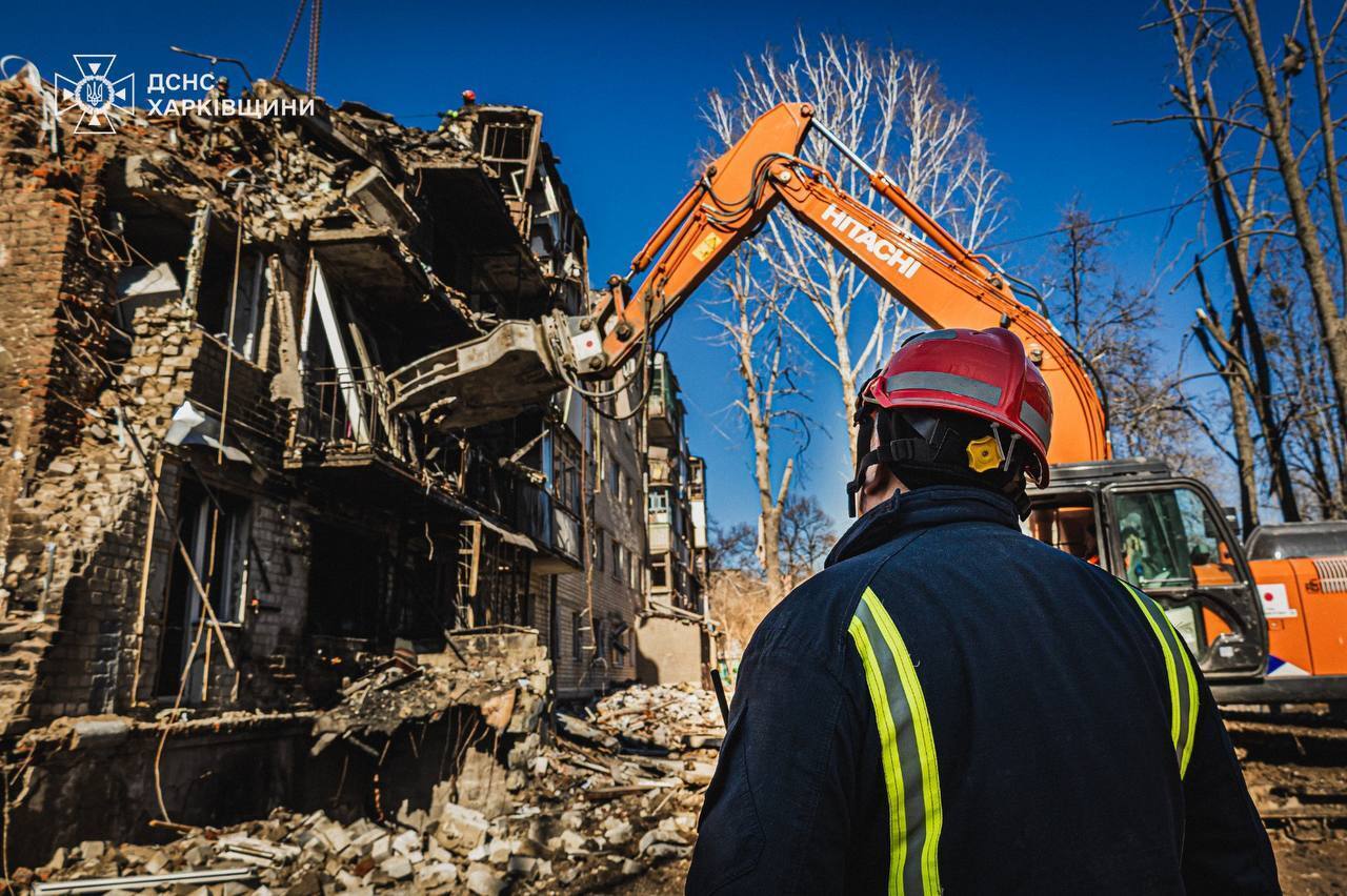 Среди жертв – двое детей: в Харькове завершили работы на месте российского удара, объявлен День траура. Фото
