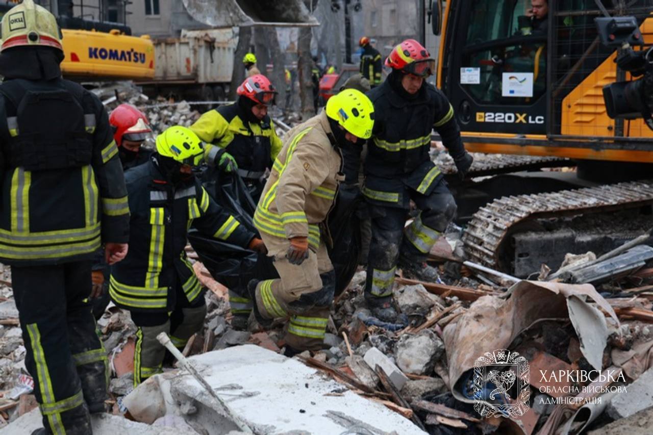 Среди жертв – двое детей: в Харькове завершили работы на месте российского удара, объявлен День траура. Фото