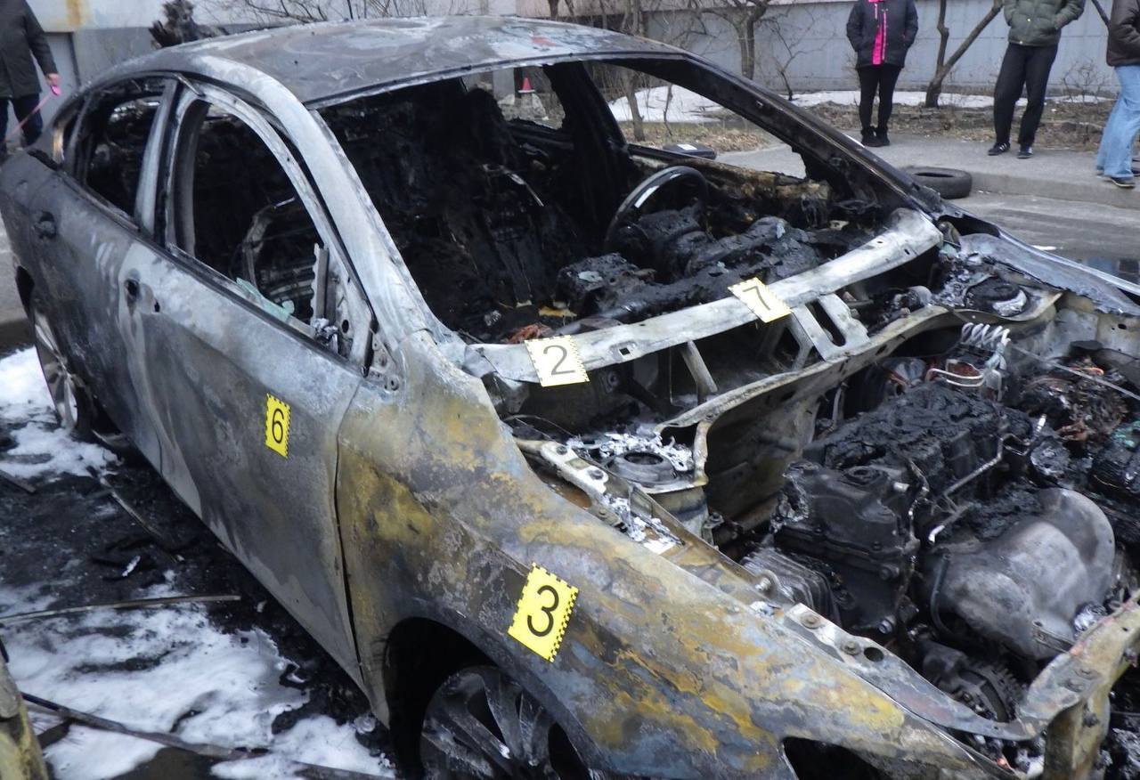 В Киеве мужчина из-за обиды сжег два авто, а еще одно существенно повредил. Подробности и фото