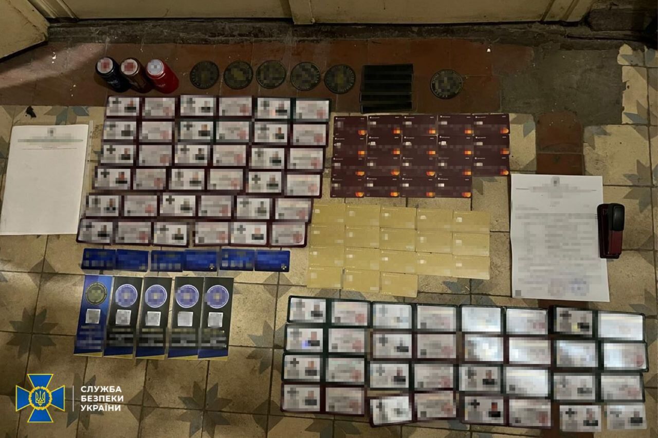 Продавали уклонистам "удостоверения" правоохранителей: в Киеве СБУ задержала организатора "бизнеса". Фото