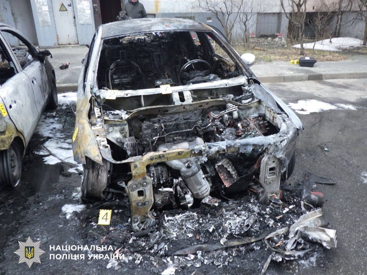 В Киеве мужчина из-за обиды сжег два авто, а еще одно существенно повредил. Подробности и фото
