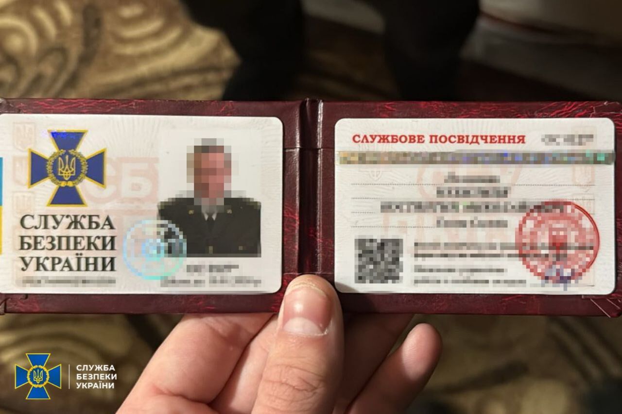 Продавали уклонистам "удостоверения" правоохранителей: в Киеве СБУ задержала организатора "бизнеса". Фото