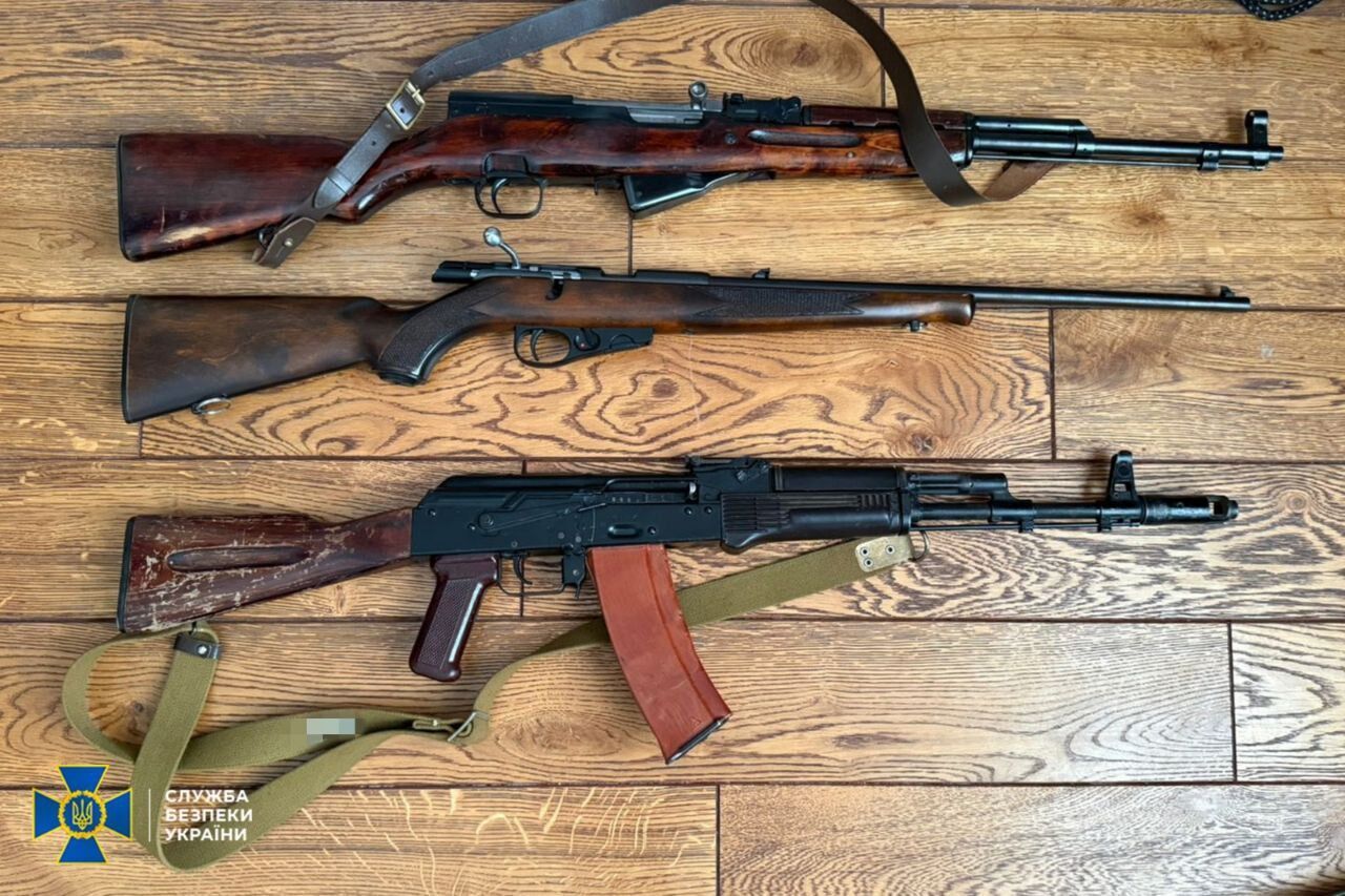 Продавали уклонистам "удостоверения" правоохранителей: в Киеве СБУ задержала организатора "бизнеса". Фото