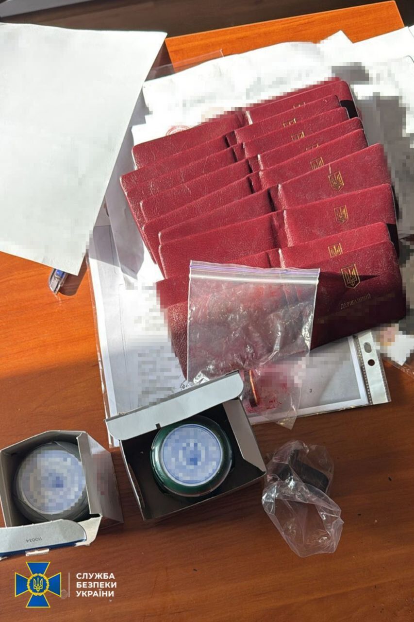 Продавали уклонистам "удостоверения" правоохранителей: в Киеве СБУ задержала организатора "бизнеса". Фото