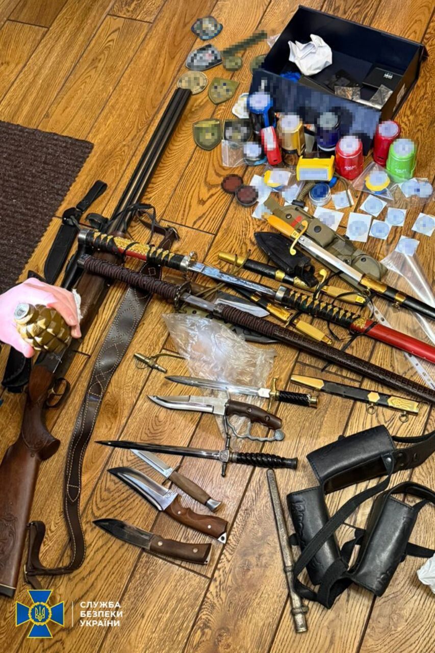 Продавали уклонистам "удостоверения" правоохранителей: в Киеве СБУ задержала организатора "бизнеса". Фото