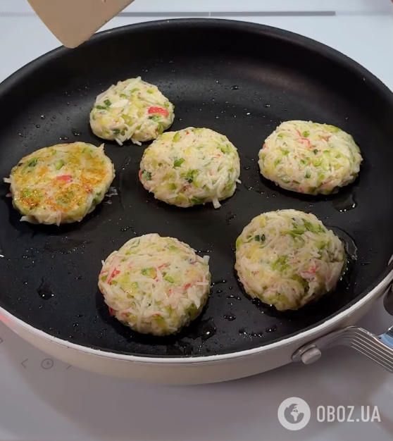 Соковиті крабові котлети з кабачком і сиром: рецепт ситної страви за лічені хвилини