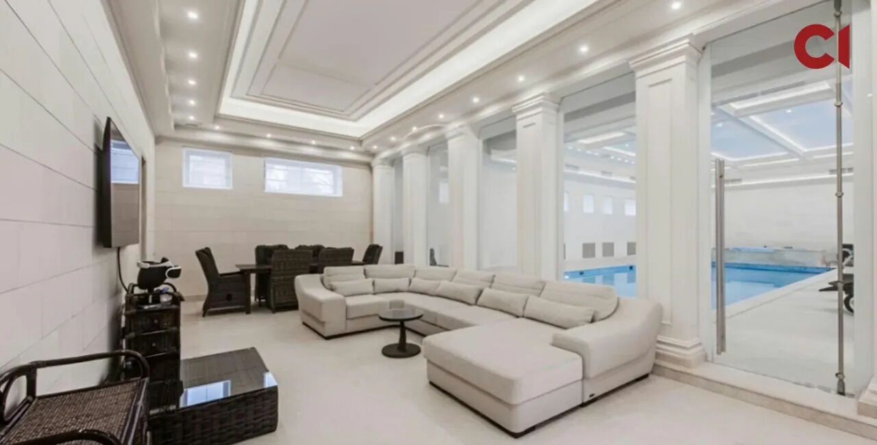 С собственным кинозалом и паркингом для пяти авто: у семьи Медведчука нашли имение на Рублевке. Фото и видео