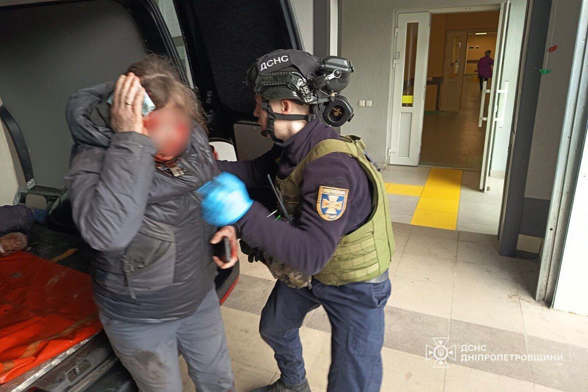 У Нікополі внаслідок російської атаки постраждали троє людей: один чоловік у вкрай важкому стані. Фото