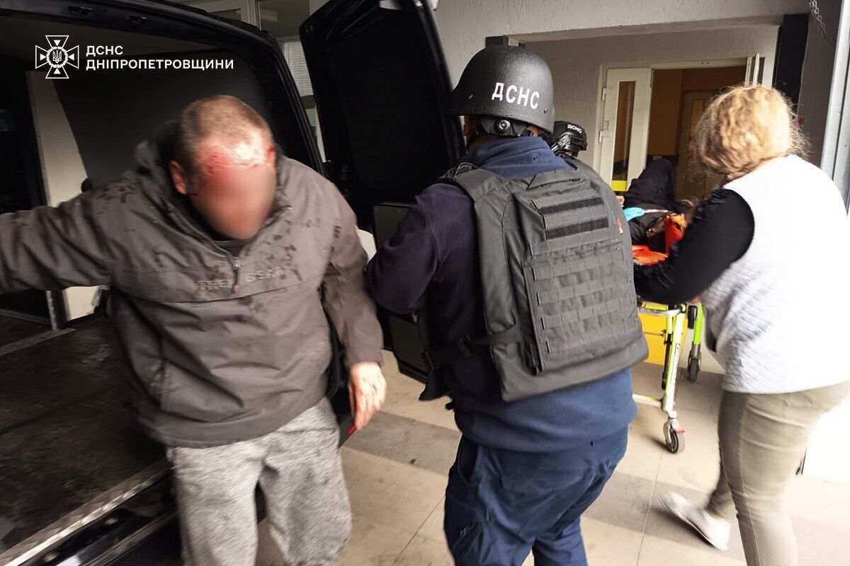У Нікополі внаслідок російської атаки постраждали троє людей: один чоловік у вкрай важкому стані. Фото