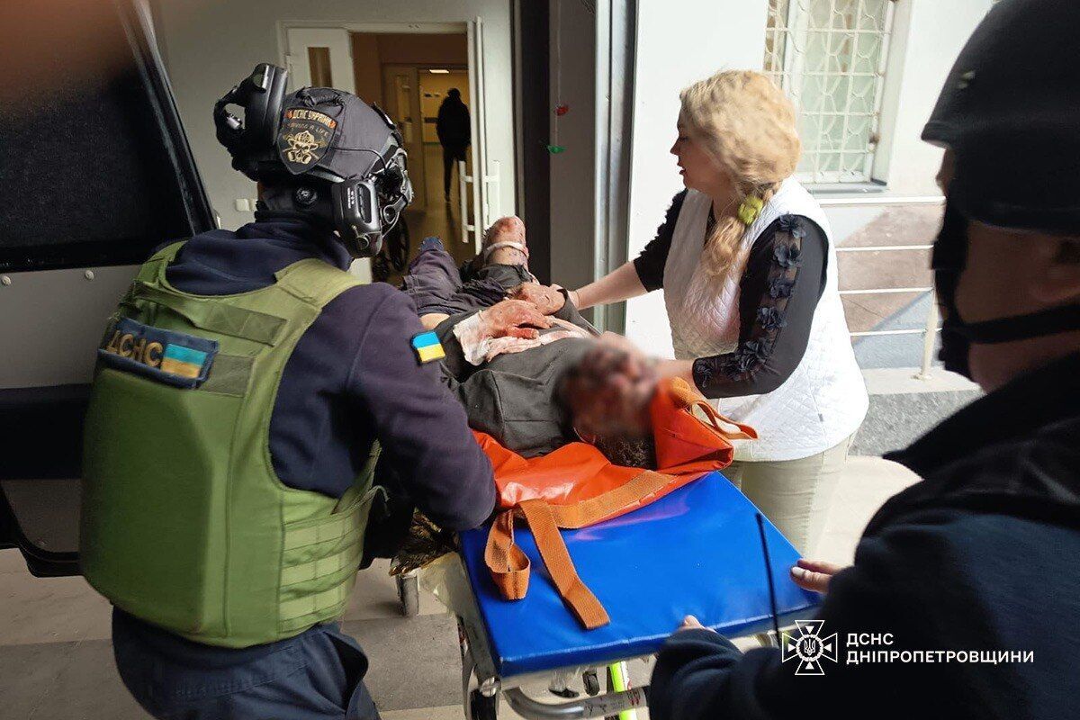 У Нікополі внаслідок російської атаки постраждали троє людей: один чоловік у вкрай важкому стані. Фото