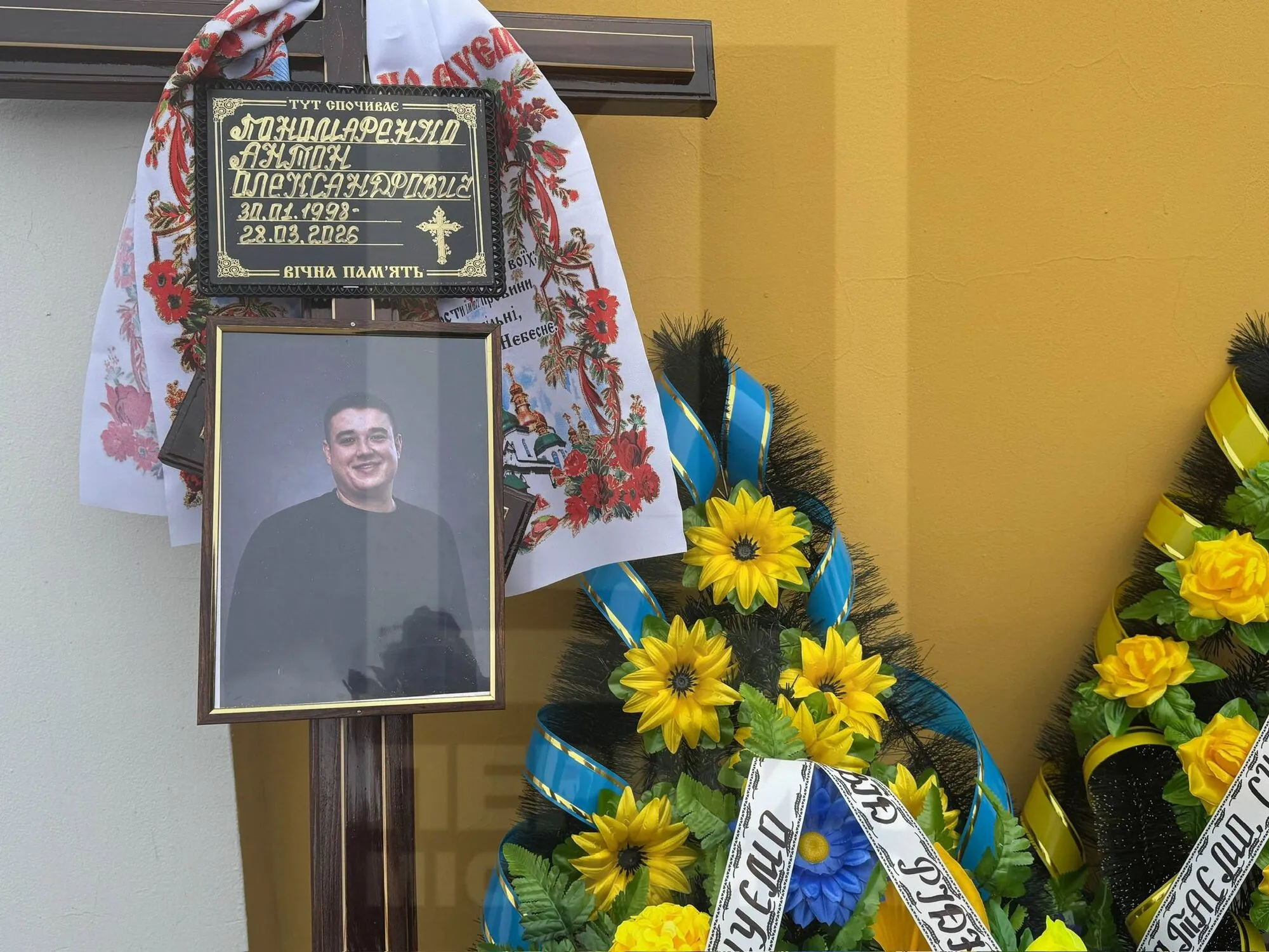 Ему навсегда будет 28: в Кривом Роге попрощались с помощником машиниста, которого убил российский дрон. Фото