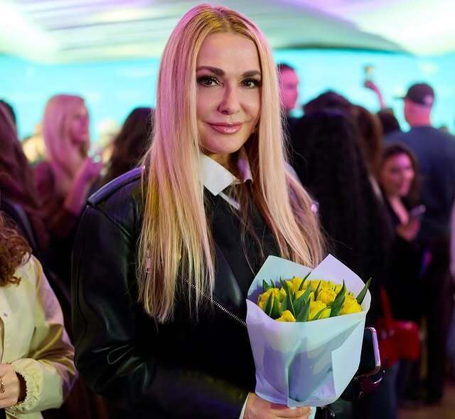 Кропива та "ритуал вдячності": 59-річна Ольга Сумська розкрила секрети свого розкішного волосся, за яким вона доглядає без салонів