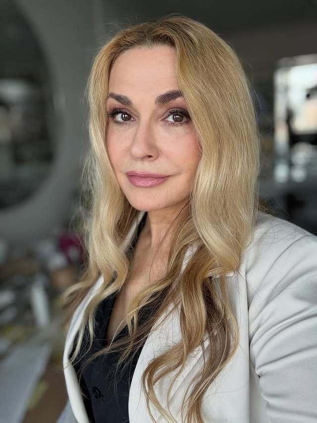 Кропива та "ритуал вдячності": 59-річна Ольга Сумська розкрила секрети свого розкішного волосся, за яким вона доглядає без салонів