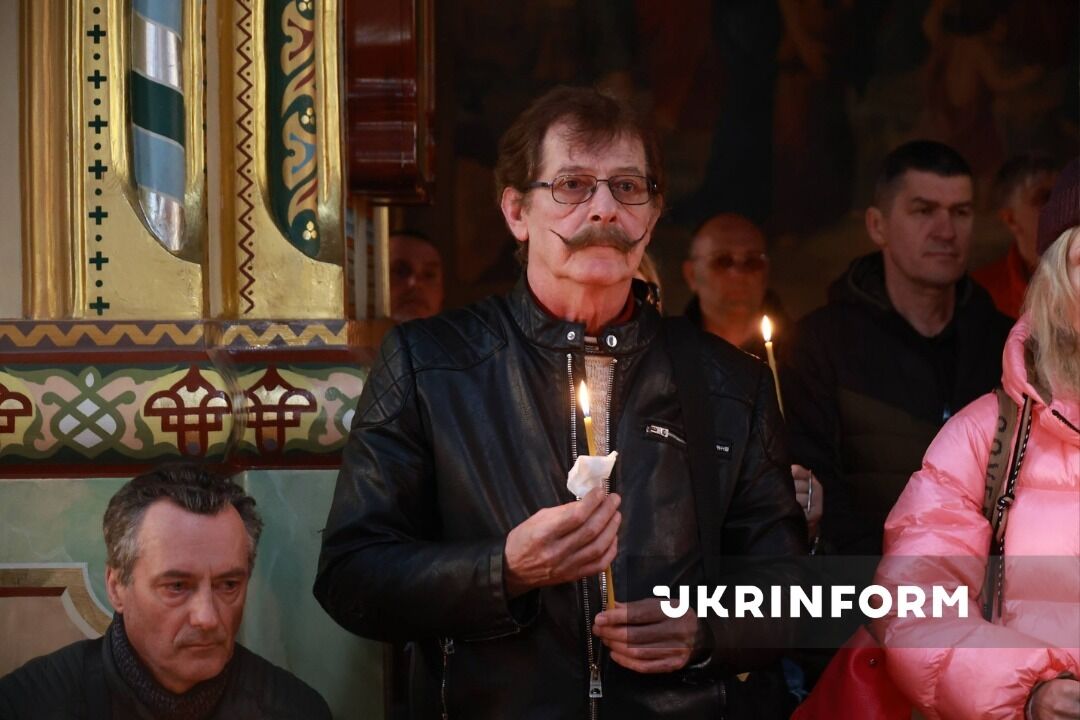 Попрощатися прийшли понад 200 людей: в Одесі провели в останню путь артиста "Маски-шоу" Володимира Комарова