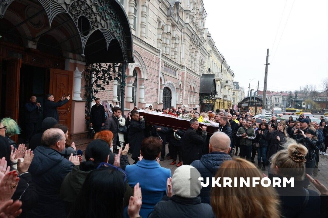 Попрощатися прийшли понад 200 людей: в Одесі провели в останню путь артиста "Маски-шоу" Володимира Комарова