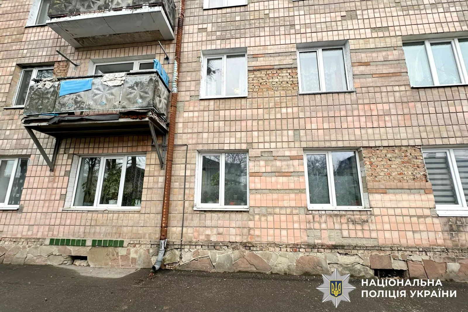 В Ровно 84-летняя женщина выпала со второго этажа во время мытья окон: спасти ее не удалось. Фото