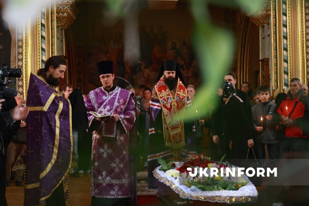 Попрощатися прийшли понад 200 людей: в Одесі провели в останню путь артиста "Маски-шоу" Володимира Комарова