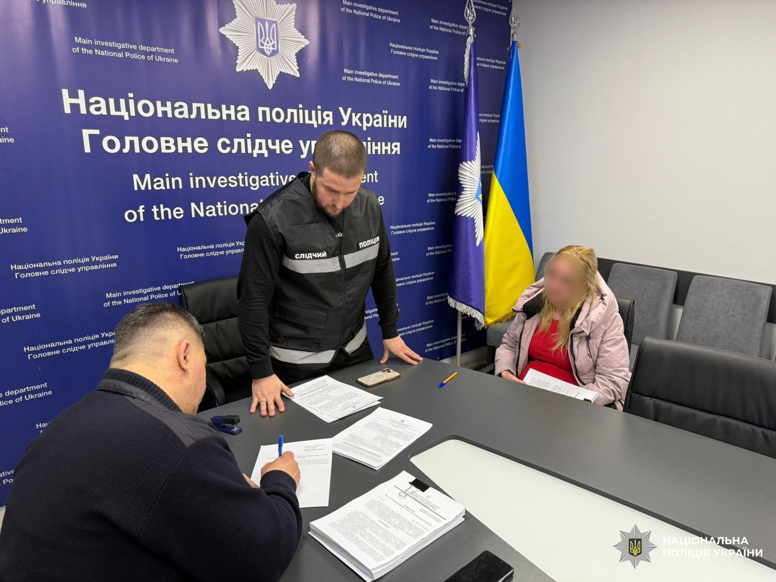 Змушувала оголюватися дівчаток 5 та 7 років: у Черкасах викрили жінку, яка знімала порнографію з власними дітьми