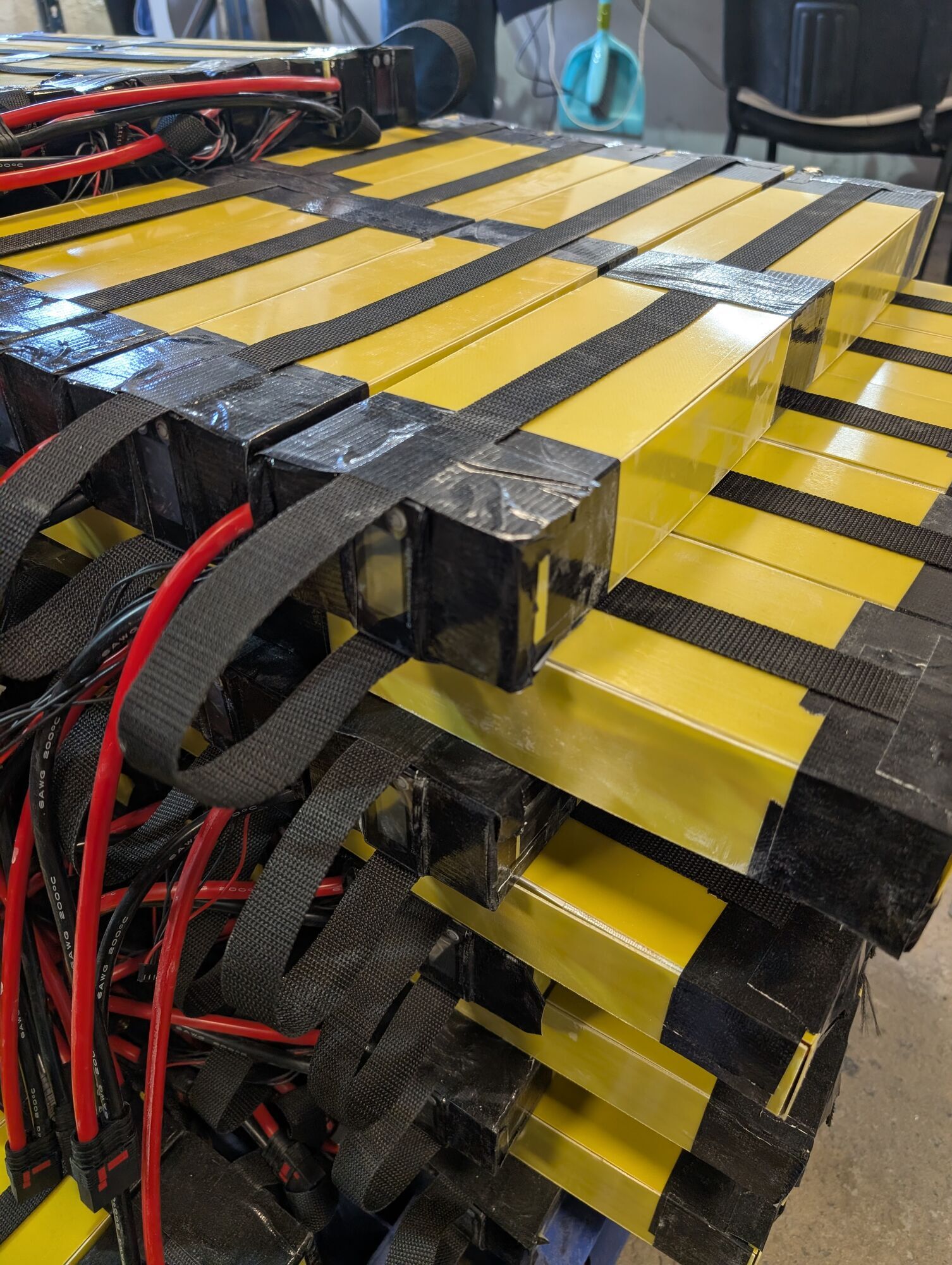 Летел 30 км, а теперь – 197 км в тыл врага: львовские инженеры разработали уникальную батарею для дронов ВСУ