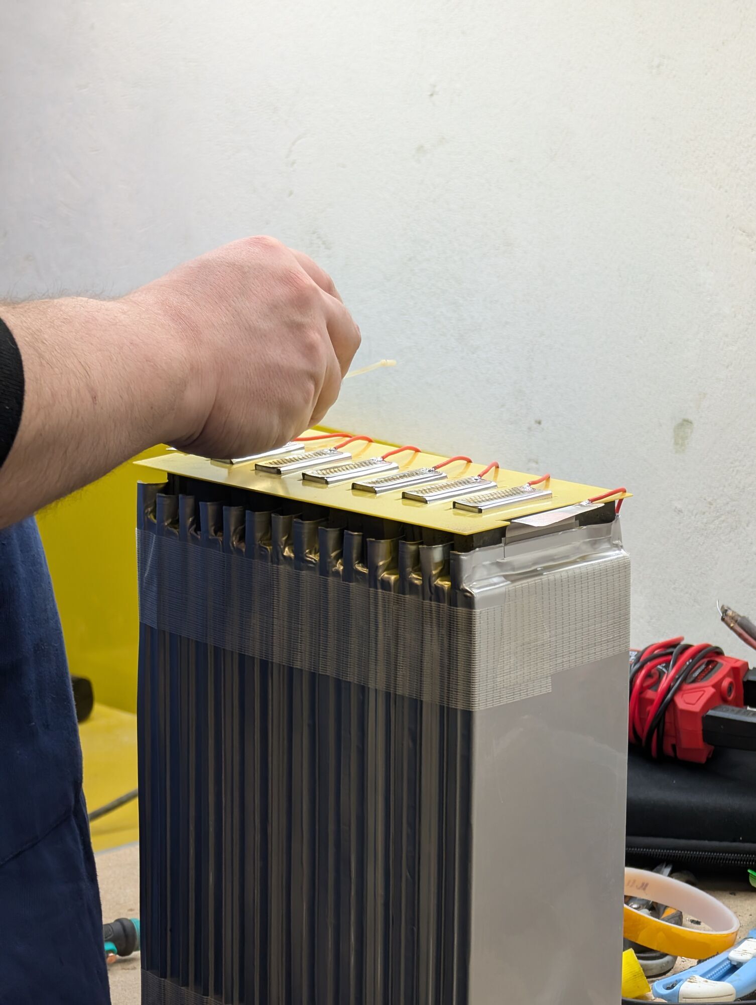 Летел 30 км, а теперь – 197 км в тыл врага: львовские инженеры разработали уникальную батарею для дронов ВСУ