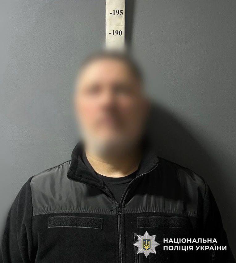 У Києві пасажир BMW посеред дороги пограбував військового та пошкодив його авто. Фото