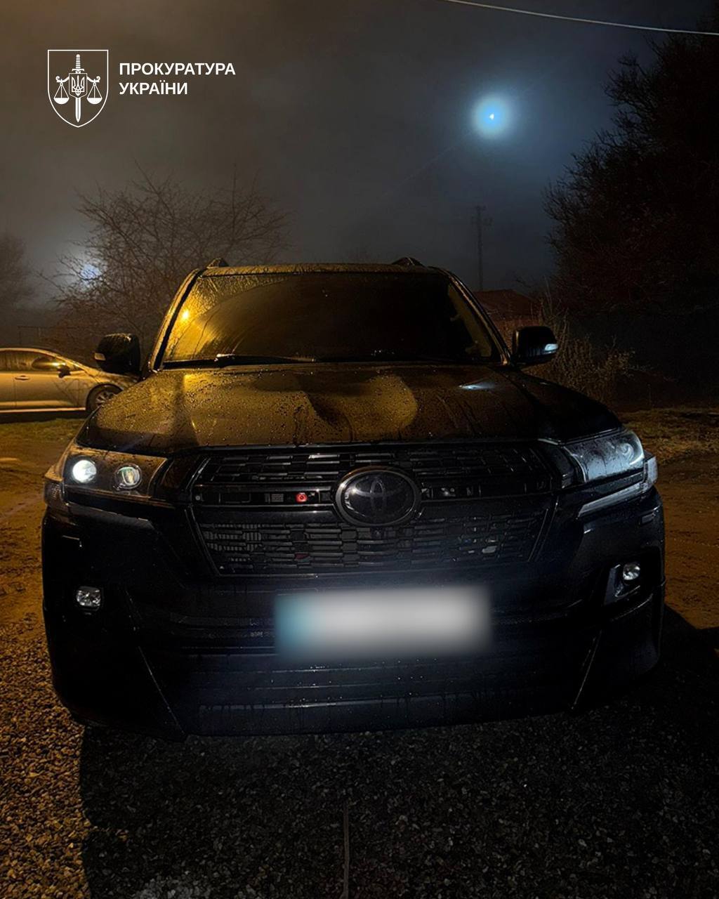 Деньги были частично легализованы через покупку Toyota Land Cruiser 200