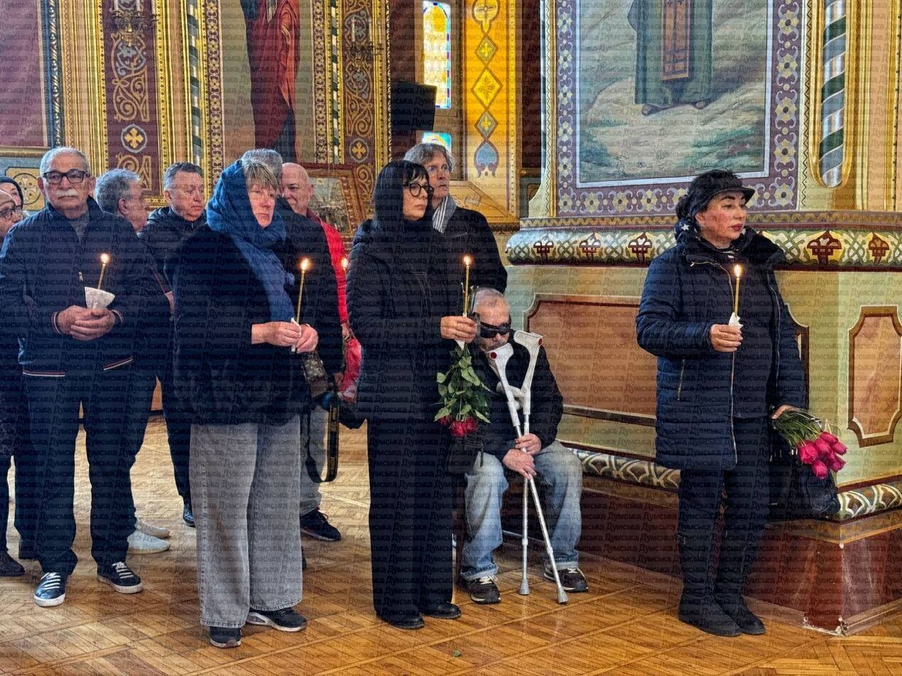 Попрощатися прийшли понад 200 людей: в Одесі провели в останню путь артиста "Маски-шоу" Володимира Комарова