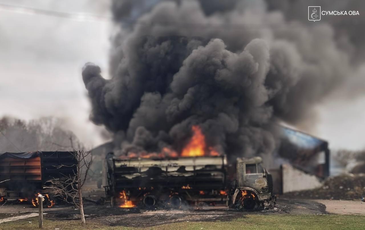 Росія атакувала цивільне підприємство на Сумщині: сталась пожежа, постраждали троє людей. Фото