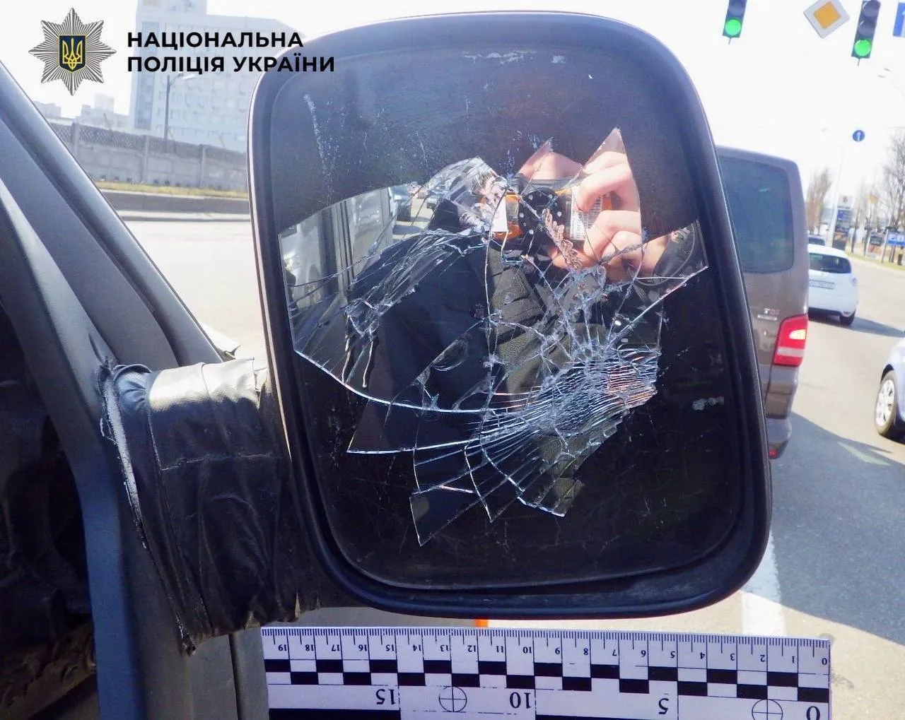 У Києві пасажир BMW посеред дороги пограбував військового та пошкодив його авто. Фото