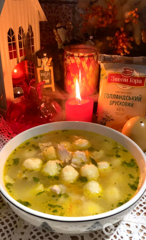 Курячий суп стане значно смачнішим: додайте домашні сирні кульки