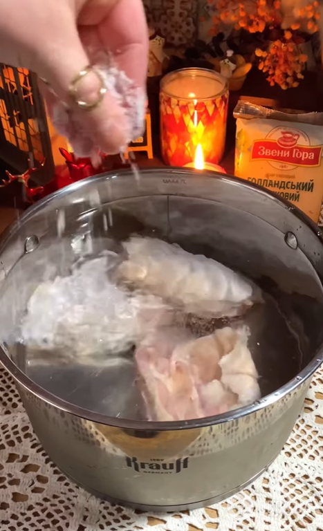 Курячий суп стане значно смачнішим: додайте домашні сирні кульки