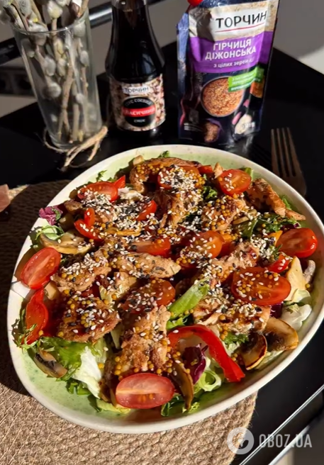 Смачний теплий салат з куркою, грибами та овочами: як приготувати