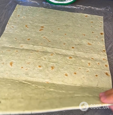 Быстрая закуска из лаваша за 15 минут: используйте курицу, овощи и зелень