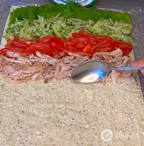 Быстрая закуска из лаваша за 15 минут: используйте курицу, овощи и зелень