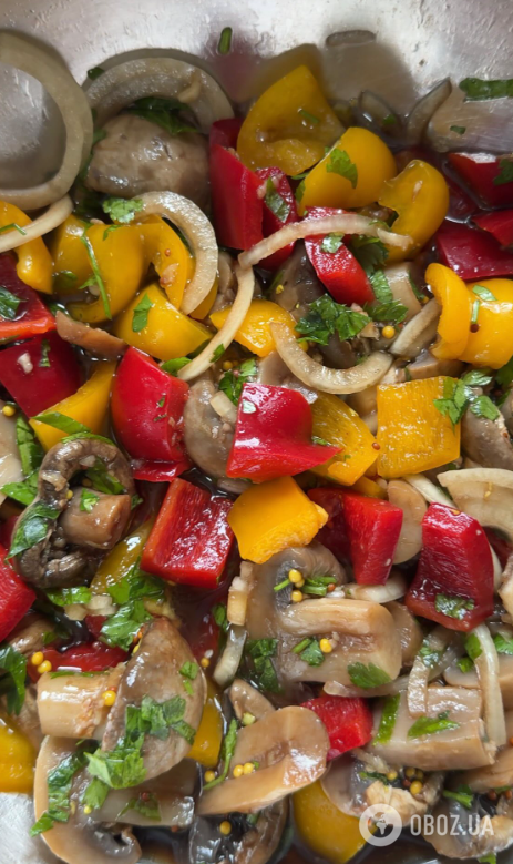 Швидкі мариновані печериці із зеленню та овочами: ділимось рецептом універсальної закуски