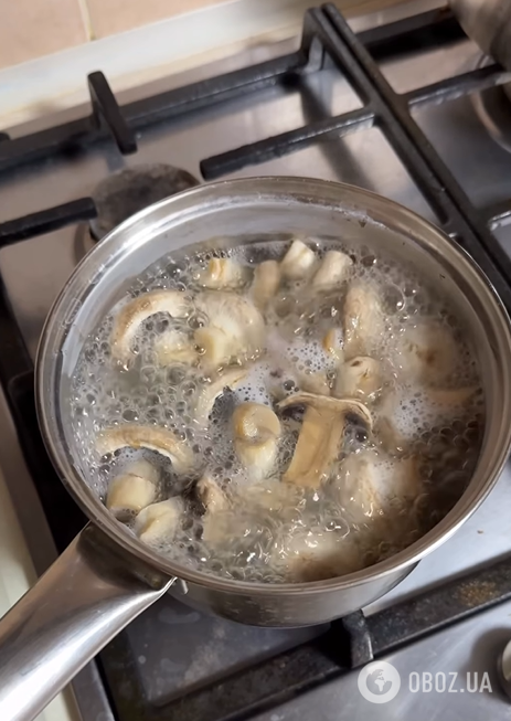 Швидкі мариновані печериці із зеленню та овочами: ділимось рецептом універсальної закуски