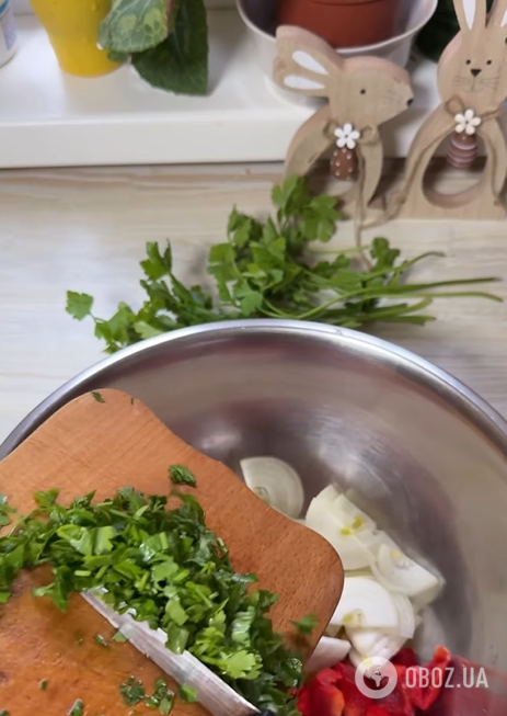 Швидкі мариновані печериці із зеленню та овочами: ділимось рецептом універсальної закуски