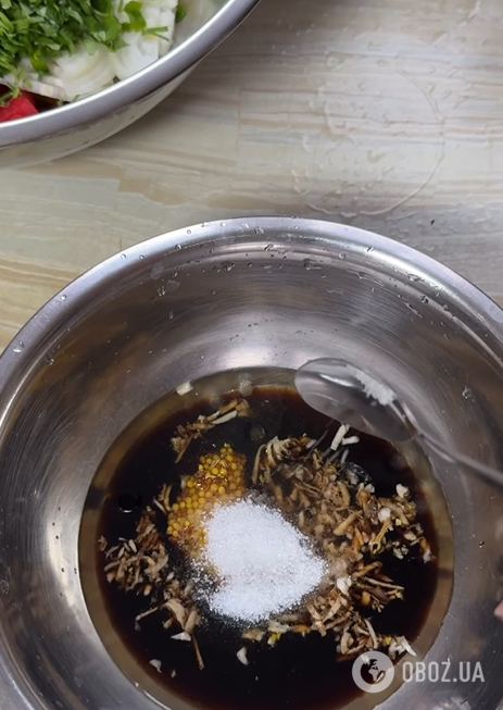 Швидкі мариновані печериці із зеленню та овочами: ділимось рецептом універсальної закуски