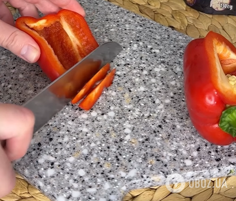 Смачний теплий салат з куркою, грибами та овочами: як приготувати