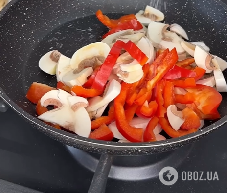 Смачний теплий салат з куркою, грибами та овочами: як приготувати