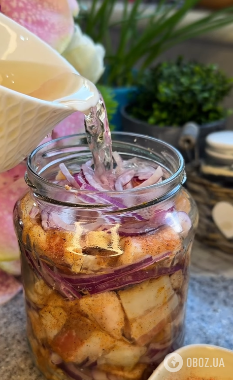 Домашнее маринованное сало с луком и чесноком: как приготовить