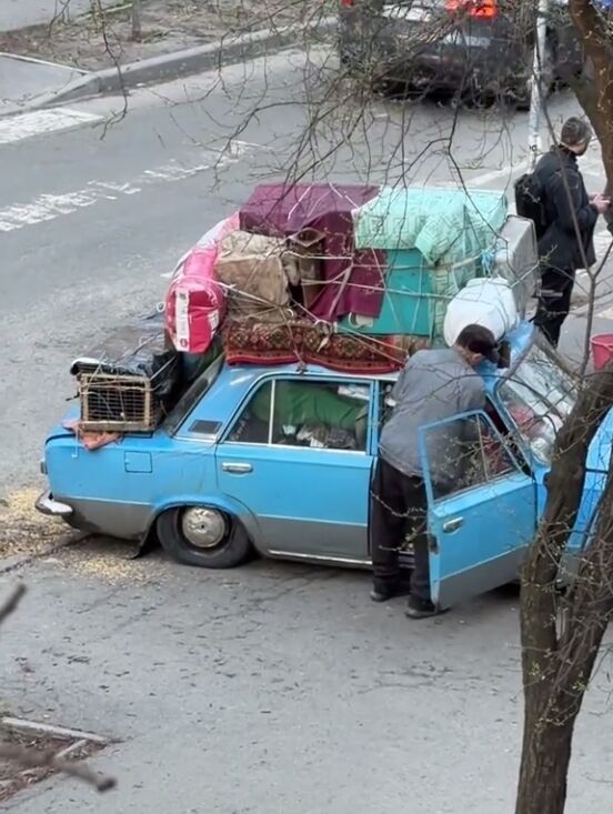 Всю жизнь в одной машине: в Киеве патрульные помогли пожилому водителю-переселенцу, у которого сломалась машина. Видео