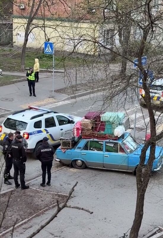 Всю жизнь в одной машине: в Киеве патрульные помогли пожилому водителю-переселенцу, у которого сломалась машина. Видео