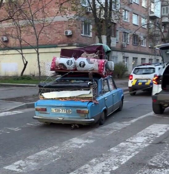 Всю жизнь в одной машине: в Киеве патрульные помогли пожилому водителю-переселенцу, у которого сломалась машина. Видео