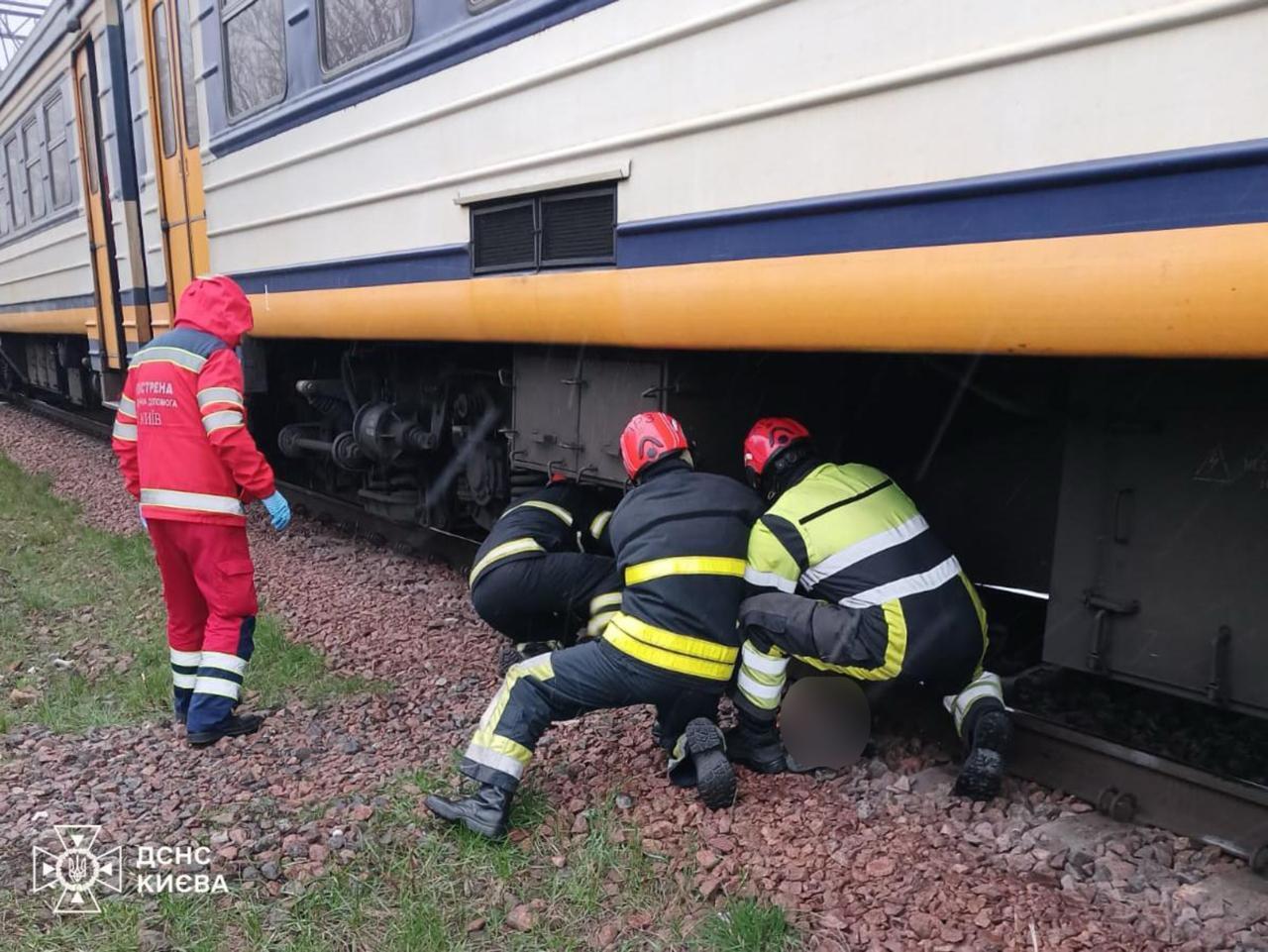 У Києві під колесами міської електрички загинув чоловік. Подробиці трагедії та фото