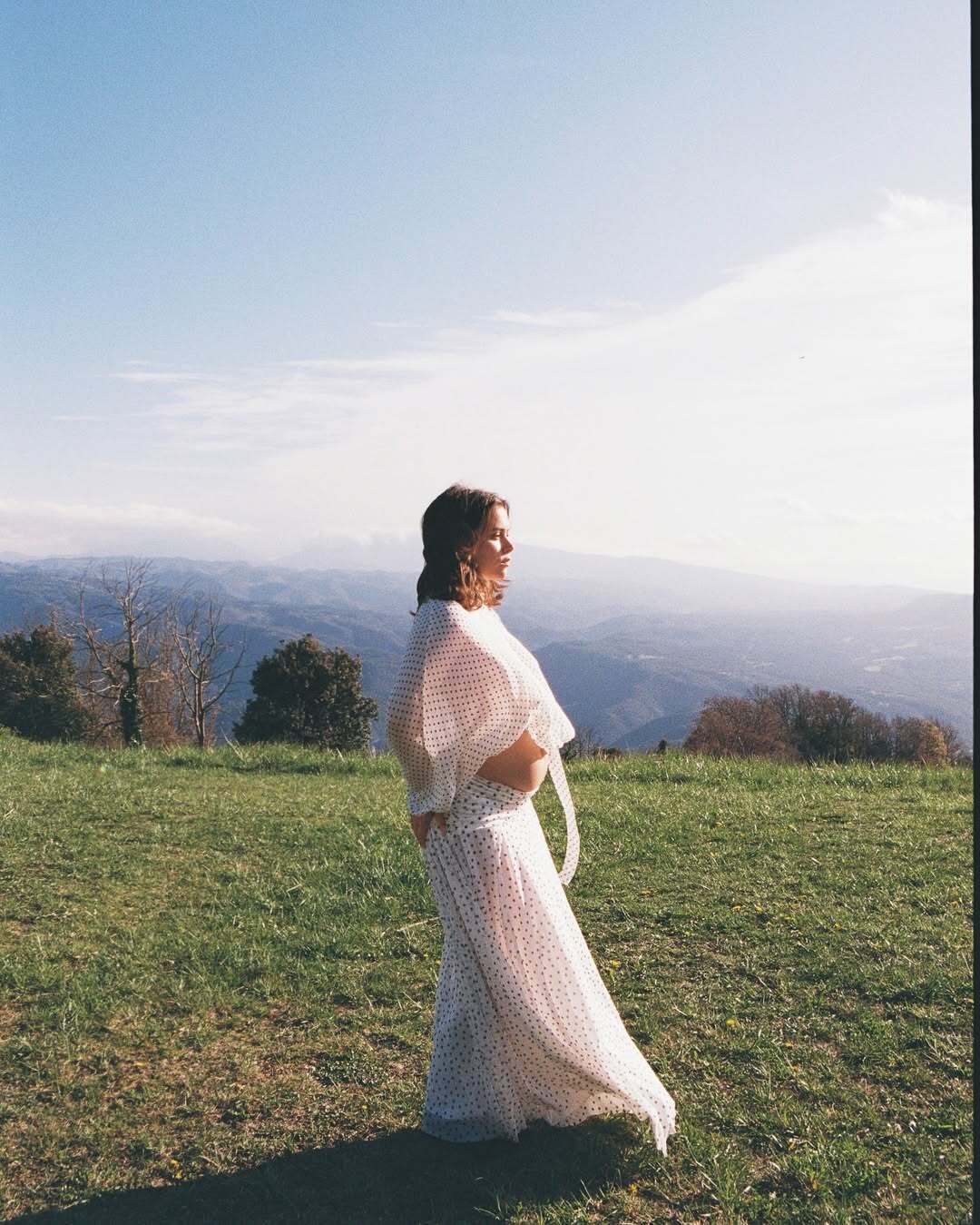 Телезірка Міла Сивацька розсекретила вагітність після переїзду за кордон: який вигляд має її чоловік і як він перетнув кордон